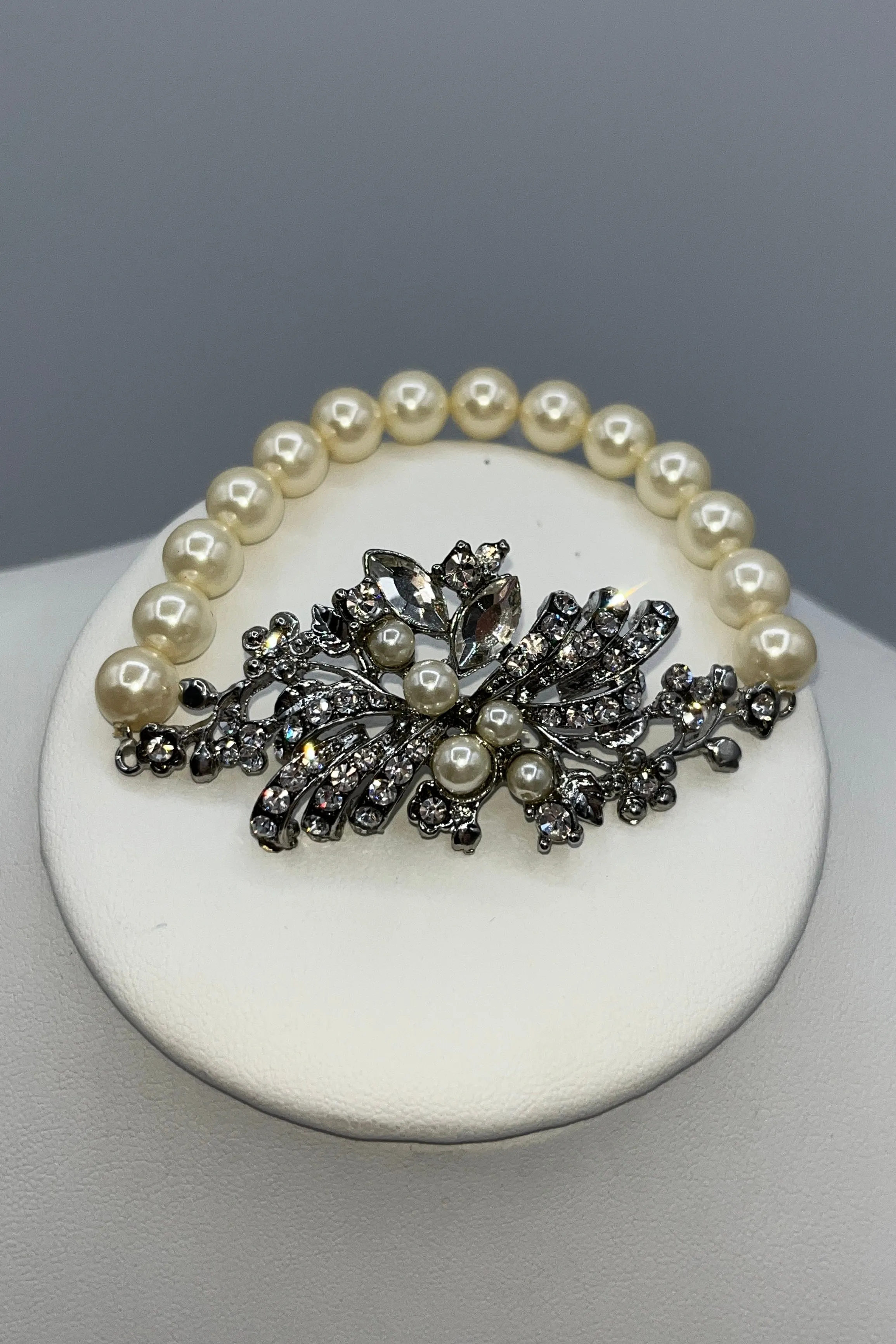 Elen Henderson Pearl and Leaf Design Elastic Bracelet