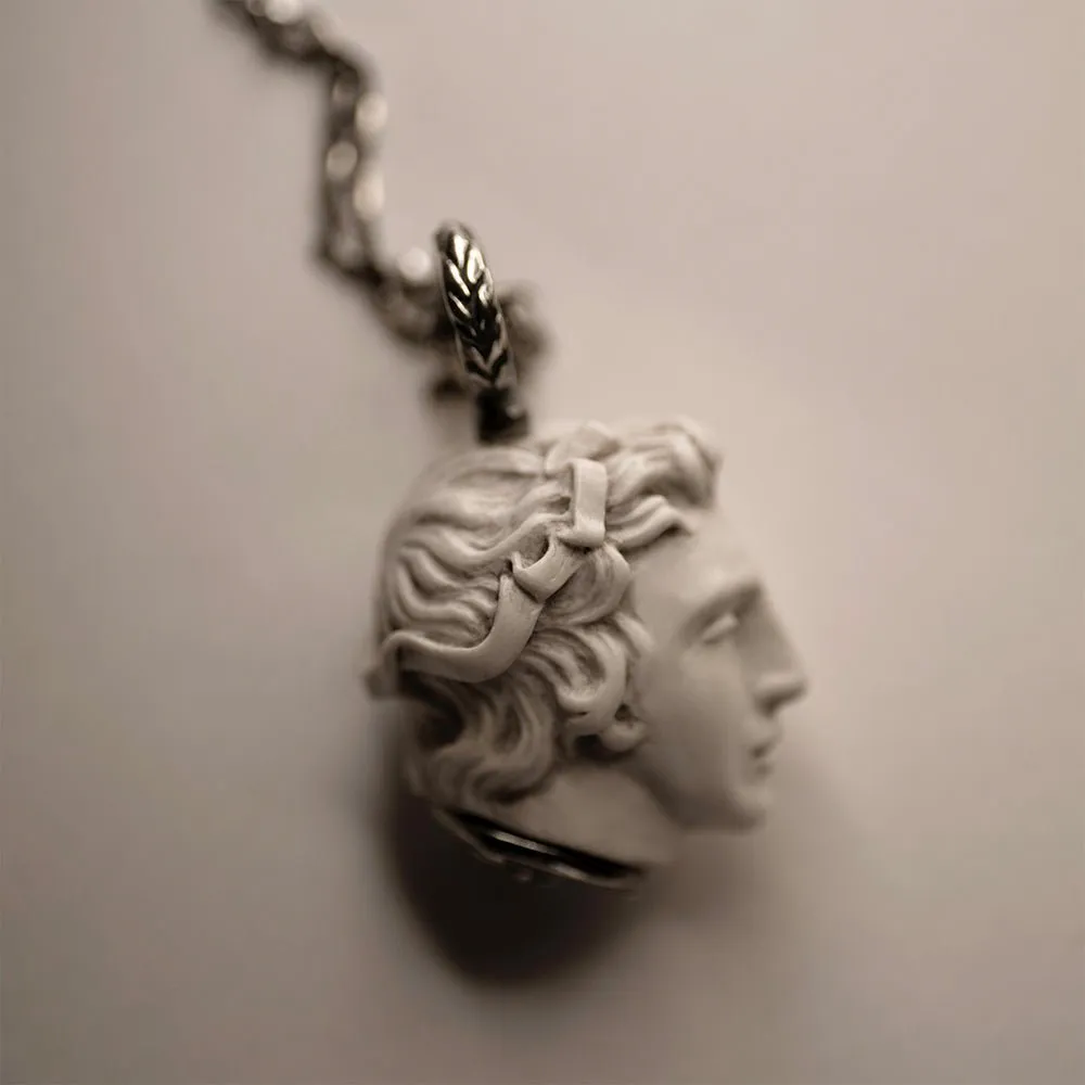 Narcissus pendant