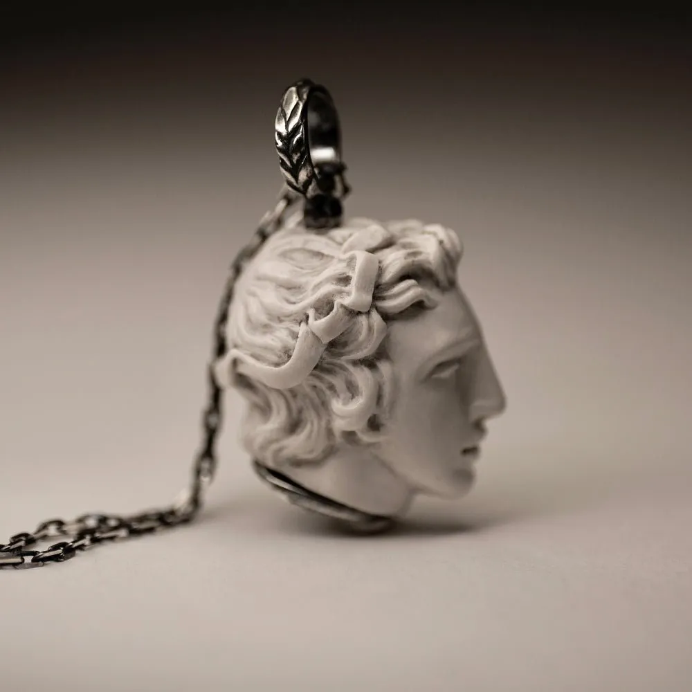 Narcissus pendant